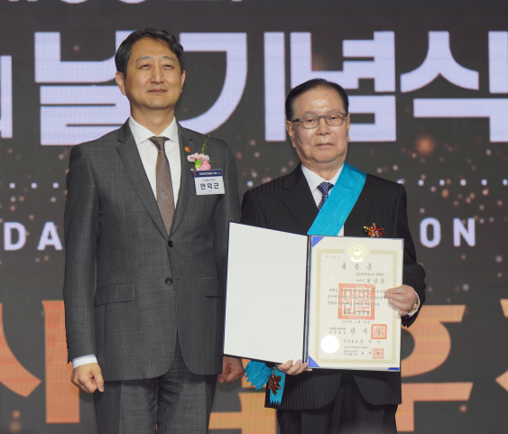 ‘전기의 날’ 60주년 행사에서 금탑산업훈장을 수상한 김영달 영인에너지솔루션㈜ 회장(오른쪽).영인에너지솔루션㈜ 제공