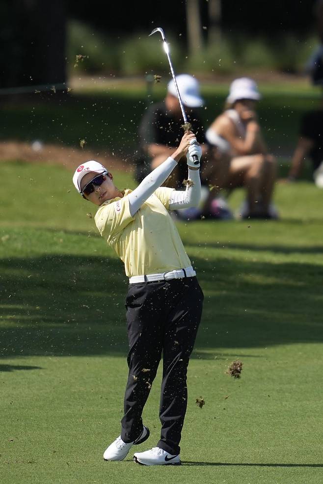 김효주가 28일 열린 미국여자프로골프(LPGA)투어 셰브론 챔피언십 최종 4라운드 18번홀 페어웨이에서 샷을 하고 있다. 김효주는 최종 합계 7언더파 281타로 인뤄닝(중국), 에리야 쭈타누깐(태국), 린디 덩컨(미국), 사이고 마오(일본)와 동타를 이뤄 연장전을 펼친 끝에 공동 2위를 기록했다. 우들랜즈=AP 뉴시스