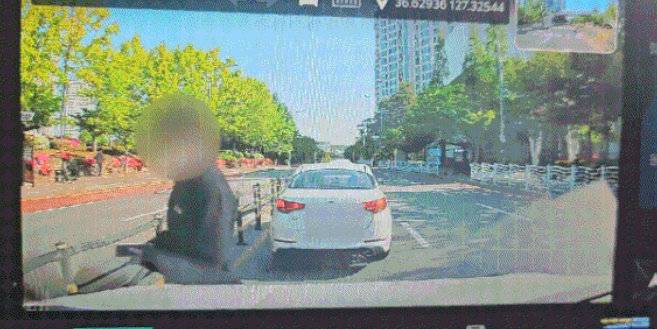 A 군이 차량으로 다가오는 장면. 임 씨 제공·뉴스1