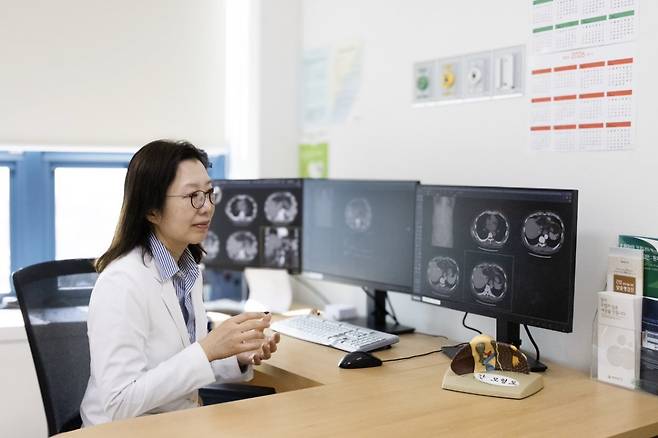 김보현 국립암센터 간담도 췌장암센터 교수가 컴퓨터 단층 촬영(CT)에서 발견된 간암에 관해 설명하고 있다. 국립암센터 제공