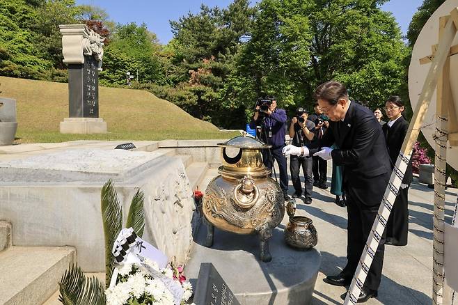 이재명 더불어민주당 제21대 대통령 선거 후보가 28일 오전 서울 동작구 국립서울현충원에서 박정희 전 대통령의 묘역에 분향하고 있다. (공동취재) 2025.04.28.