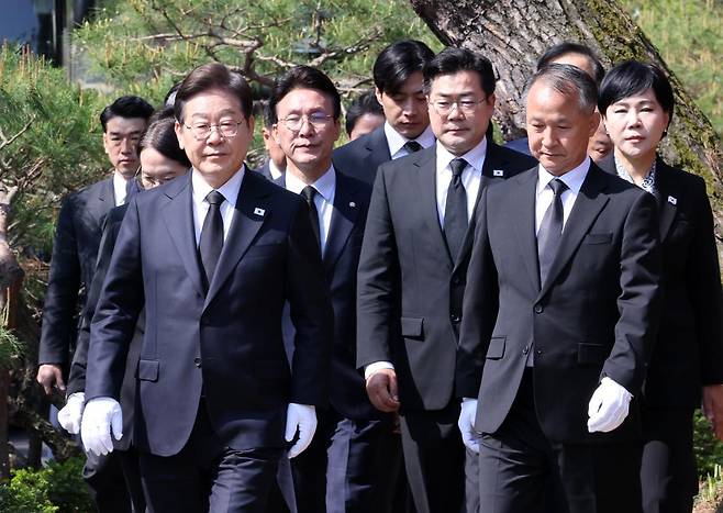 이재명 더불어민주당 제21대 대통령 선거 후보가 28일 오전 서울 동작구 국립서울현충원에서 박찬대 당대표 직무대행 겸 원내대표 등 지도부와 김대중 전 대통령의 묘역을 참배하고 있다. (공동취재) 2025.04.28