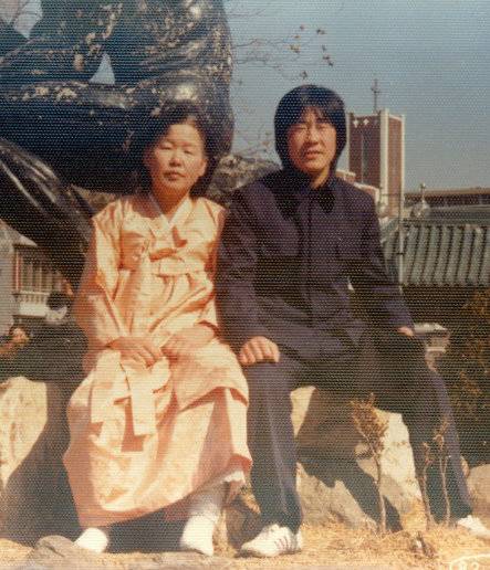 중앙대 입학식에서 처음 교복을 입고 어머니와 기념 촬영을 하고 있는 모습.