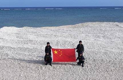 샌디 케이 암초서 오성홍기 펼친 중국 해안경비대원들[중국 관영 영문매체 글로벌타임스 캡처]