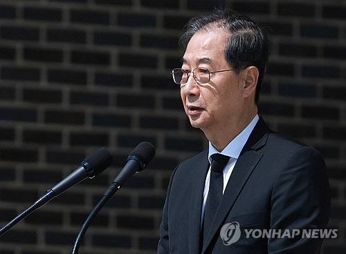 한덕수 대통령 권한대행 국무총리가 25일 국립대전현충원에서 열린 '2회 순직의무군경의 날 기념식'에서 기념사를 하고 있다. [대전=연합뉴스]