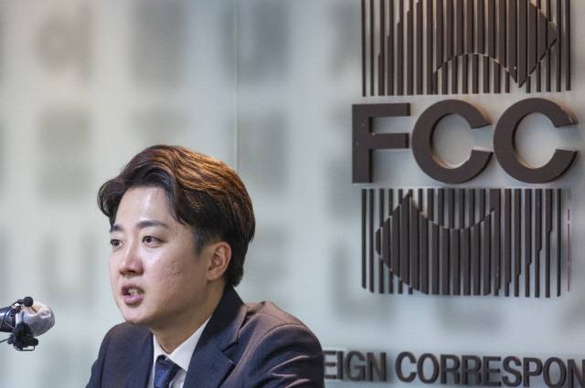 이준석 개혁신당 대선후보가 28일 서울 중구 프레스센터 내 서울외신기자클럽에서 열린 간담회에서 자신의 정책 방향에 관해 설명하고 있다. 연합뉴스.