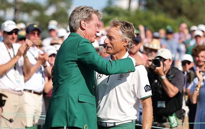 프레드 리들리(왼쪽) 오거스타 내셔널 골프 클럽 회장이 4월 11일 열린 2025 마스터스 토너먼트 2라운드 18번 홀에서 베른하르트 랑거와 포옹하고 있다. / 사진 AFP연합