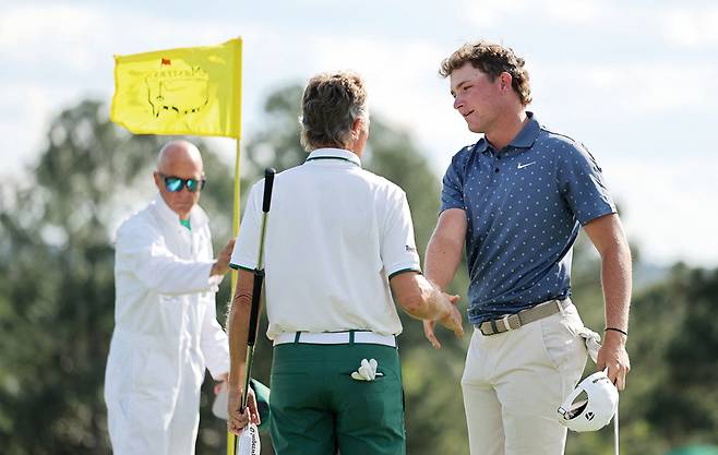 랑거(왼쪽)가 미국의 아마추어 노아 켄트와 악수하고 있다. / 사진 AFP연합