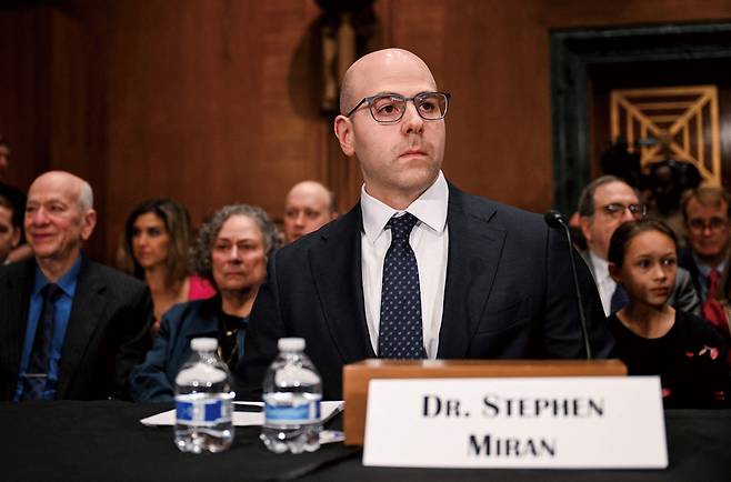 스티븐 미란 백악관 경제자문위원회 위원장이 2025년 2월 27일 미국 워싱턴 D.C. 국회의사당 상원 임명 청문회에 참석해 증언하고 있다. / 사진 로이터연합