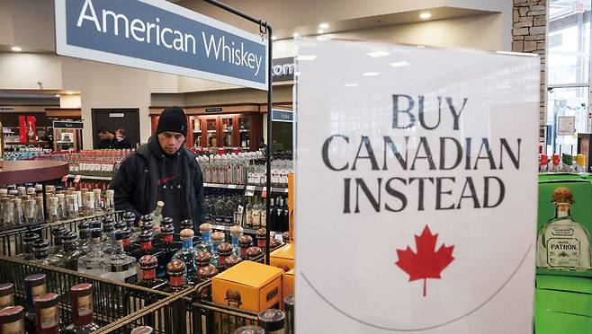 캐나다 서부 밴쿠버에 있는 한 주류매장 미국 주류 코너에 캐나다산 구입을 독려하는 문구가 걸려있다. / 사진 로이터연합