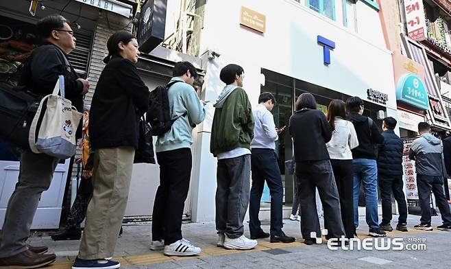 SK텔레콤이 유심 해킹 사고와 관련해 전국 T월드 매장에서 희망 고객을 대상으로 무료 유심 교체를 진행하는 가운데 교체 첫 날인 28일 서울 중구 SKT PS&M 을지로점에서 가입자들이 유심 교체를 위해 줄지어 서 있다. 이동근기자 foto@etnews.com