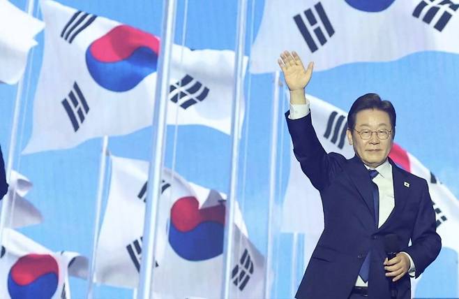 27일 경기도 고양시 킨텍스에서 열린 더불어민주당 제21대 대통령 선거 후보자 선출을 위한 수도권·강원·제주 합동연설회에서 이재명 후보가 대선후보로 선출된 후 수락연설을 하기 전 손을 들어 인사하고 있다. 사진=뉴시스