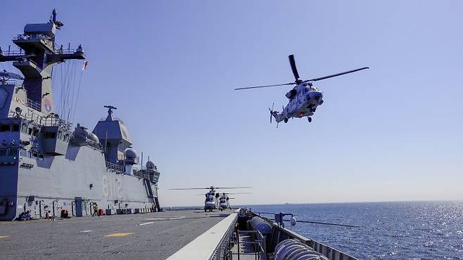 지난 26일 해군 해병대 합동상륙훈련 예행연습 간 참가 중인 상륙기동헬기 마린온(MUH-1)이 대형수송함 마라도함(LPH)에서 공중돌격을 위해 이착함 훈련을 하고 있다. 해병대사령부 제공