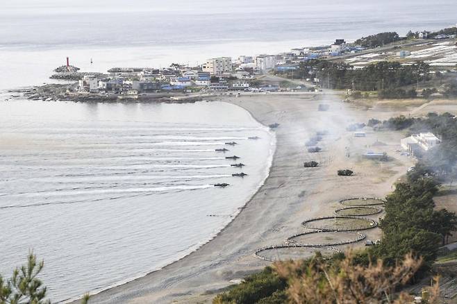 지난 26일 해군 해병대 합동상륙훈련 예행연습 간 참가 중인 상륙돌격장갑(KAAV)가 상륙해안에 상륙하고 있다. 해병대사령부 제공