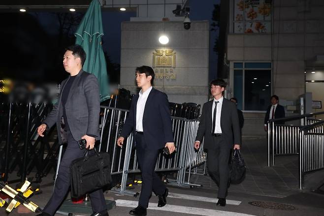 대통령실 압수수색을 시도했던 경찰 비상계엄 특별수사단이 16일 서울 용산 대통령실 민원실을 나오고 있다. 사진=뉴스1화상