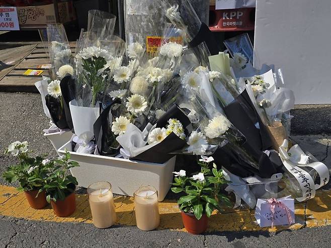 지난 25일 오전 1명이 숨지고 1명이 다친 흉기 난동 사건이 발생한 서울 강북구 미아동의 한 마트 앞에 추모객들이 국화꽃과 화분, 촛불을 놓았다. /사진=서지윤 기자