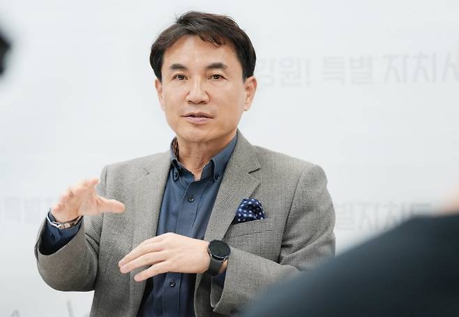 김진태 강원도지사가 28일 도청에서 기자간담회를 갖고 포천~철원 고속도로와 원주 연결선 철도 개설 사업이 예타 사업으로 선정해줄 것을 요구했다. 연합뉴스