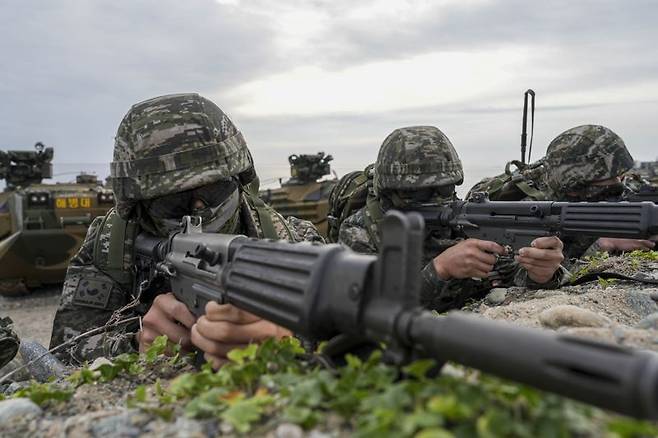 28일 해군 해병대 합동상륙훈련에 상륙군이 하차전투를 하고 있다. 해병대사령부 제공