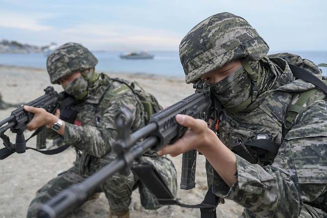 28일 해군 해병대 합동상륙훈련에 상륙군이 하차전투를 하고 있다. 해병대사령부 제공