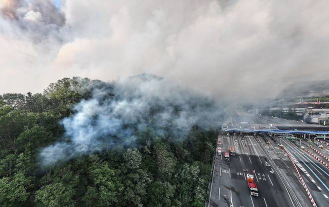 28일 오후 2시 1분께 대구시 북구 노곡동 함지산에서 발생한 산불이 경부고속도로 북대구IC 인근까지 번지고 있다. 연합뉴스