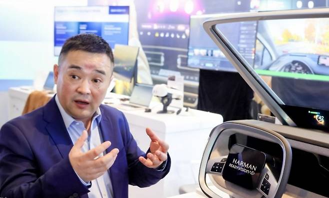 제리 리(Jerry Li), 하만 오토모티브 인텔리전트 콕핏 개발 담당 상무가 레디비전 제품을 한국자동차전문기자협회 기자단에 설명하고 있다. 사진=하만