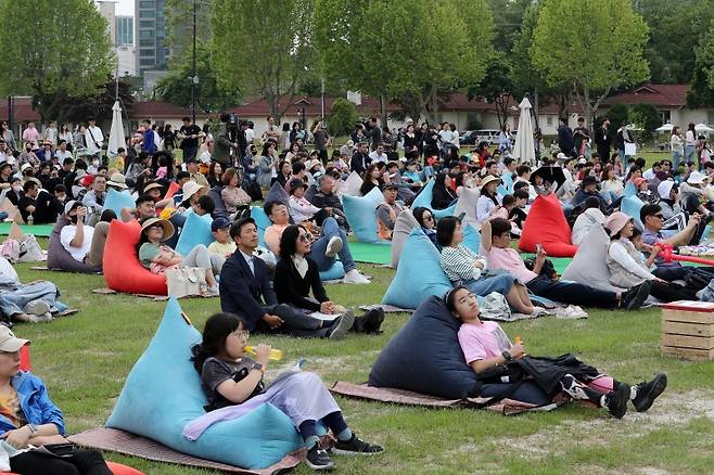 5월 3일부터 5일까지 용산어린이정원과 장교숙소 5단지에서 다양한 어린이날 행사가 열린다. 사진은 지난해 9월 용산어린이정원에서 열린 '꿈의 오케스트라' 공연을 즐기고 시민들.(ⓒ뉴스1, 무단 전재-재배포 금지)