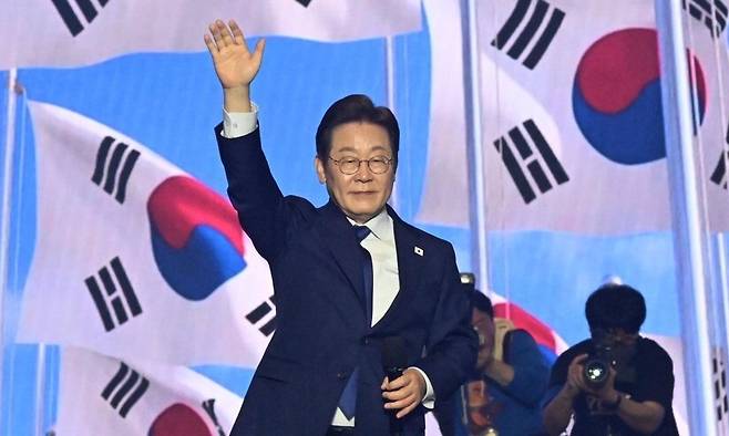 이재명 더불어민주당 대선 후보가 27일 오후 고양시 킨텍스에서 열린 ‘제21대 대통령선거 후보자 선출대회’에서 후보로 확정된 뒤 인사를 하고 있다. 공동취재사진