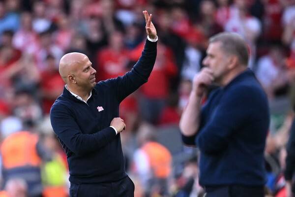 아르네 슬롯 리버풀 감독이 28일(한국시각) 열린 프리미어리그 경기에서 관중에게 인사하고 있다. 리버풀/AFP 연합뉴스