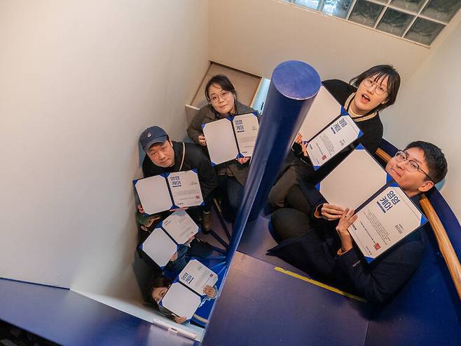 돌봄청년 커뮤니티 엔인분에서 주최한 ‘영영케어 2기’에 멘토로 참여한 영케어러들. 최유나(기둥 왼쪽)씨가 동료들과 함께 수료식을 마치고 기념사진을 찍고 있다. 엔인분 제공