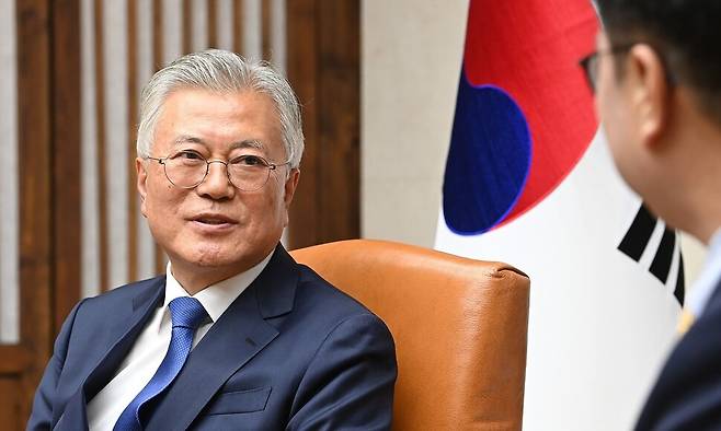 4·27 판문점선언 7주년 기념식 참석차 지난 25일 국회를 방문한 문재인 전 대통령이 우원식 국회의장과 면담을 하고 있다. 공동취재사진