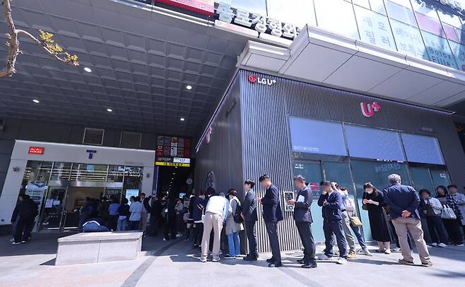 해킹 공격을 받아 가입자 유심(USIM·가입자 식별 모듈) 관련 정보 일부가 유출된 에스케이(SK)텔레콤이 유심 무료 교체서비스를 시작한 28일 오전 서울 종로구 르메이에르 종로타운 내 에스케이텔레콤 대리점에서 시민들이 유심 교체를 위해 줄을 서 대기하고 있다. 연합뉴스