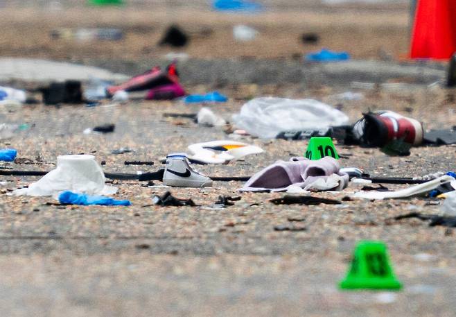 27일, 캐나다 브리티시컬럼비아주 밴쿠버에서 전날 차량 돌진 사고가 일어난 장소에서 경찰이 현장 조사를 진행하고 있다. AP연합뉴스