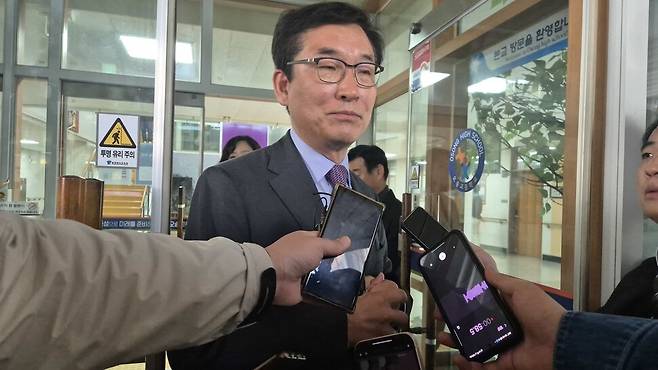 윤건영 충북교육감이 28일 청주 한 고교에서 발생한 흉기 난동 사건과 관련해 현장에서 사고 경위 등을 설명하고 있다. 독자 제공