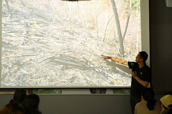 지난 27일 ‘제2회 딱다구리의 날’ 행사에서 산불 피해 지역의 자연 복원에 관해 설명하고 있는 홍석환 공동대표. 딱다구리보전회 제공
