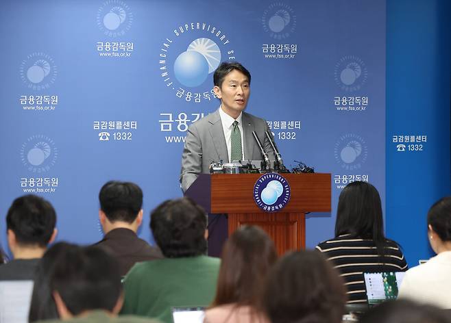 이복현 금융감독원장이 24일 서울 영등포구 금융감독원에서 열린 자본시장 현안 브리핑에서 발언하고 있다. 연합뉴스