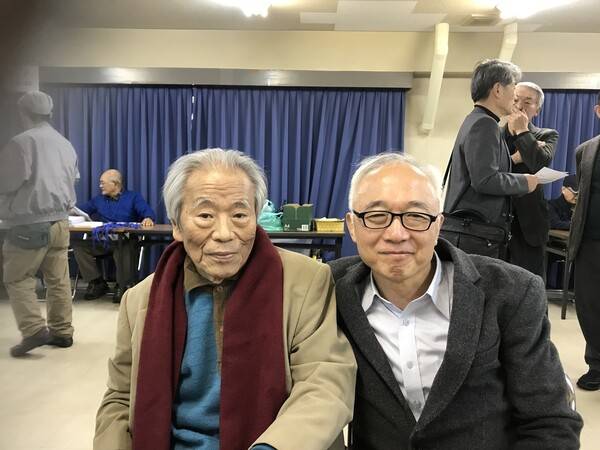 2018년 일본 오사카에서 열린 필자의 출판 기념회에 휠체어에 탄 채 참석한 고인(왼쪽)과 필자. 필자 제공