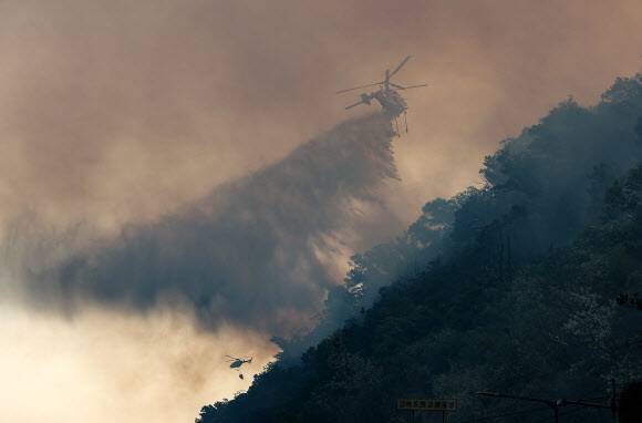 28일 오후 2시2분께 대구 북구 노곡동 함지산에서 산불이 나 헬기가 진화 작업을 하고 있다. 연합뉴스