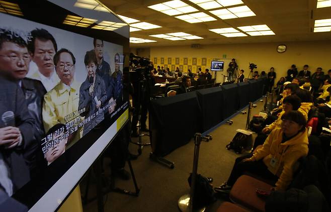 4·16 세월호참사 특별조사위원회 제1차 청문회 이틀째인 2015년 12월15일 오후 서울 명동 서울와이더블유시에이(YWCA) 강당에서 질의가 진행되고 있다. 사진의 화면은 세월호 사고 당시 진도를 방문한 박근혜 대통령이 ‘침몰 현장에서 만난 실질 잠수 인력이 500명이라는 보고와 달리 2명에 불과했다’는 유가족 항의에 “그럴 리가 없다”며 김석균 당시 해양경찰청장을 두둔하는 모습. 이정아 기자 leej@hani.co.kr