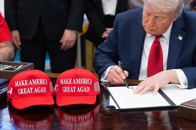 도널드 트럼프 미국 대통령이 2025년 4월23일 백악관 집무실에서 고등교육 기관과 관련한 행정명령에 서명하고 있다. AFP 연합뉴스