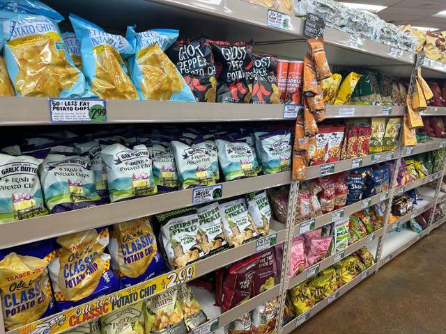 11일 미국 캘리포니아주 에머리빌의 한 트레이더 조스 매장에 자체 브랜드 상품들이 진열돼 있다. 상품 이름과 포장이 독특하다. 실리콘밸리=이서희 특파원