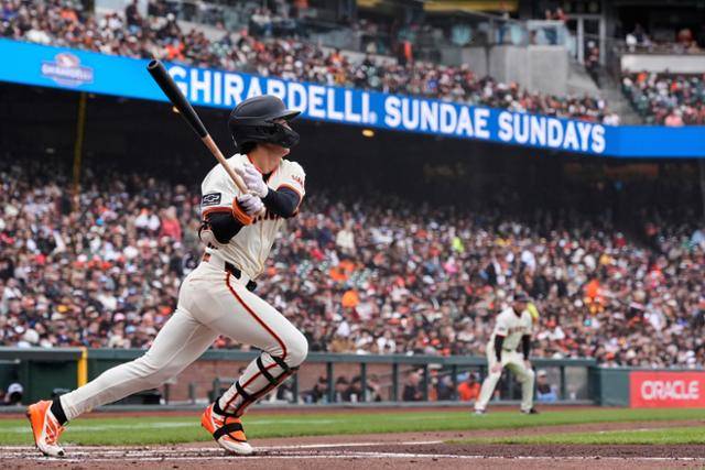 샌프란시스코의 이정후가 28일(한국시간) 미국 캘리포니아주 샌프란시스코 오라클파크에서 열린 2025 메이저리그 텍사스와의 경기 1회말 우전 안타를 치고 있다. 샌프란시스코=AP 뉴시스