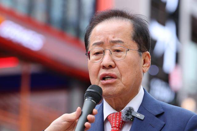 국민의힘 대선 경선에 출마한 홍준표 전 대구시장이 27일 서울 마포구 홍대를 찾아 현장 기자간담회를 하고 있다. 뉴스1