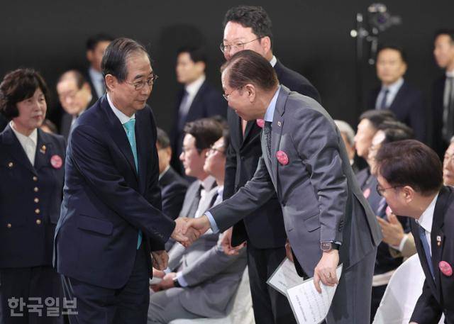 한덕수(앞줄 왼쪽) 대통령 권한대행이 11일 서울 서대문구 국립대한민국임시정부기념관 의정원홀에서 열린 제106주년 대한민국임시정부수립 기념식에 입장하며 권영세 국민의힘 비상대책위원장과 악수를 하고 있다. 왕태석 선임기자