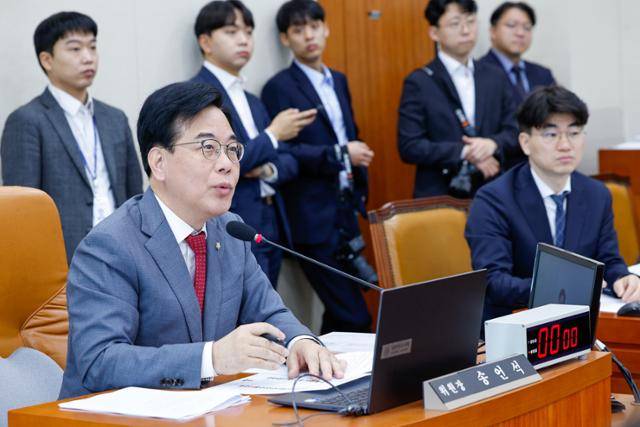 지난 23일 국회에서 열린 기획재정위원회 전체회의에서 송언석 위원장이 추가경정예산안 관련 질의할 의원들을 파악하고 있다. 뉴스1