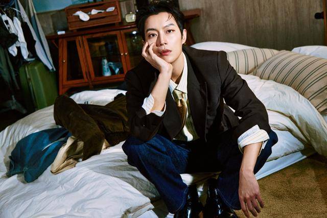 윤두준이 '프롬 리얼 투 서리얼(From Real to Surreal)' 발매 기념 온라인 기자간담회에 참석했다.