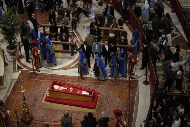 바티칸 성 베드로 대성전에 교황의 관이 놓여있다. 뉴시스