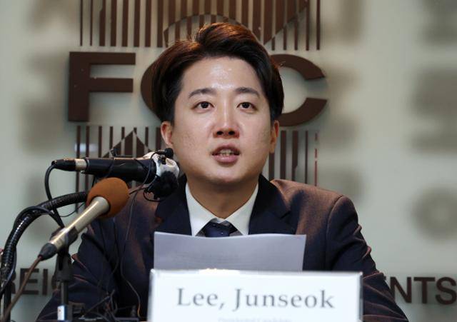 이준석 개혁신당 대선 후보가 28일 서울 중구 프레스센터에서 열린 외신기자 간담회에 참석해 발언하고 있다. 뉴스1