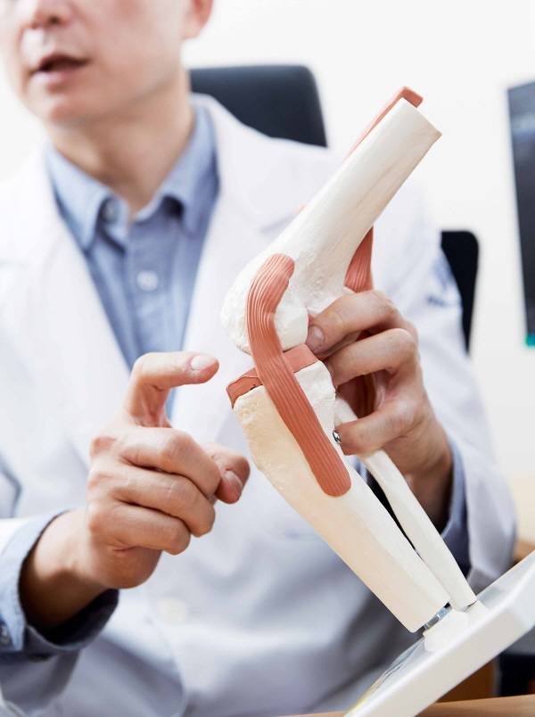 이상학 교수는 “인공관절 수술은 말기 환자 중에서도 통증이 안 잡히는 환자들만 받는다”고 말했다./사진=신지호 기자