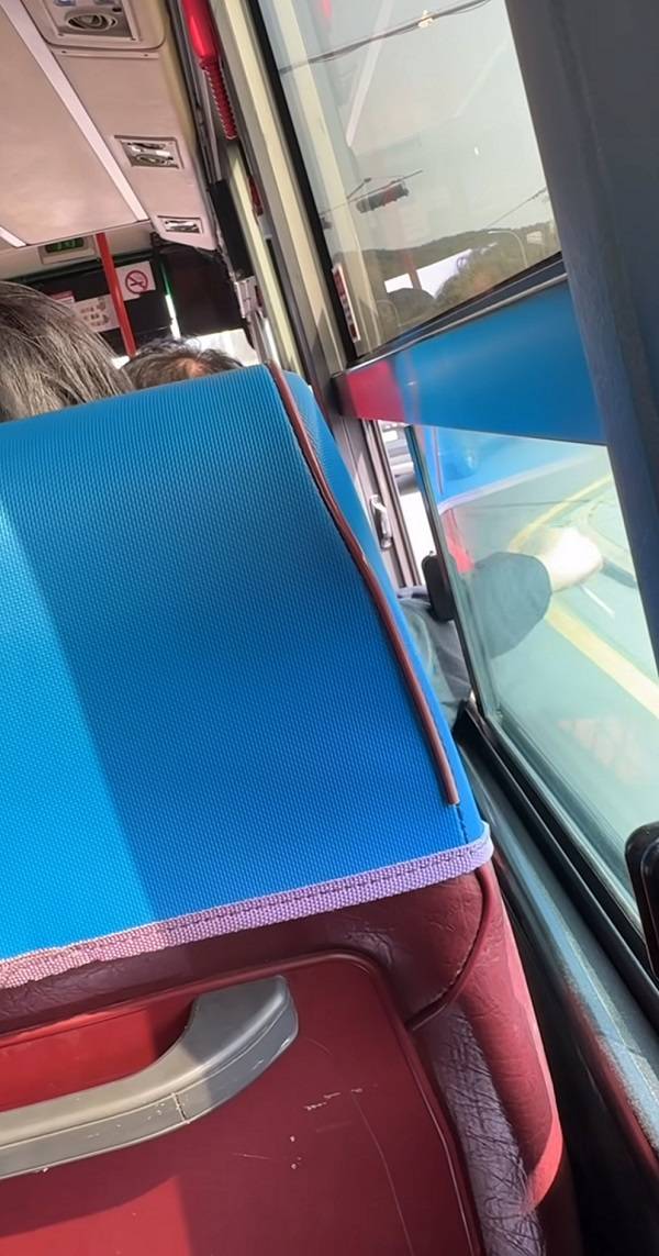 최근 제주도의 한 시내버스 안에서 중국인 관광객으로 추정되는 승객이 실내 흡연을 해 논란이 일고 있다./사진=인스타그램 계정 ‘hyunsi2000’ 캡처