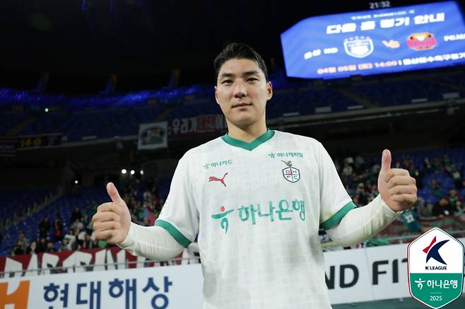 대전 주민규가 1일 울산문수경기장에서 열린 울산과의 하나은행 K리그1 2025 18라운드 원정 경기에서 승리한 뒤 기념촬영을 하고 있다. 사진=프로축구연맹